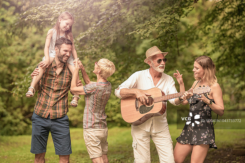 快乐的多代同堂家庭图片素材