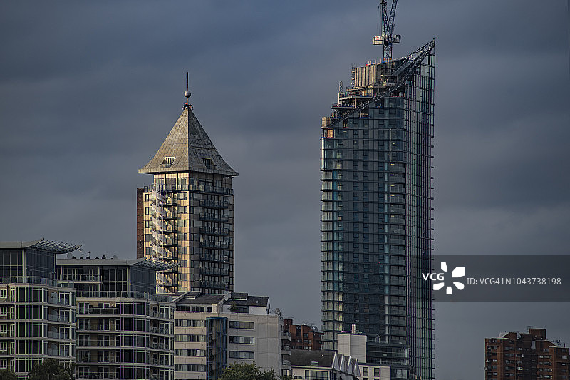 河滨城市天际线：建筑、氛围与日落图片素材