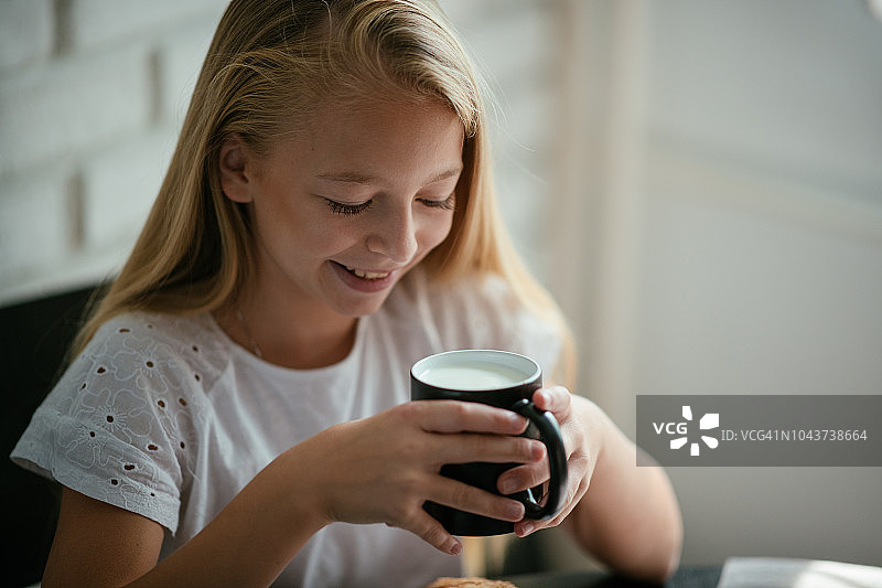 在家吃早餐的女孩图片素材