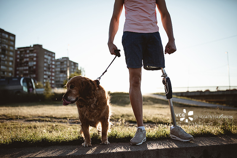 用假肢遛狗的男人图片素材