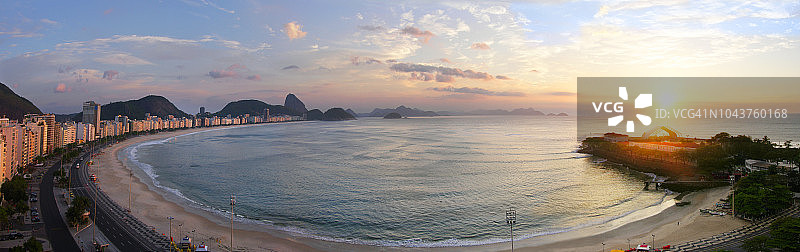 黎明时分的科帕卡巴纳海滩全景图片素材