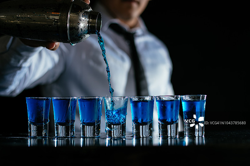 倒入蓝色鸡尾酒图片素材