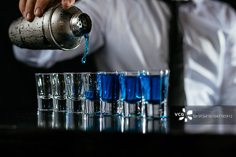 倒入蓝色鸡尾酒图片素材