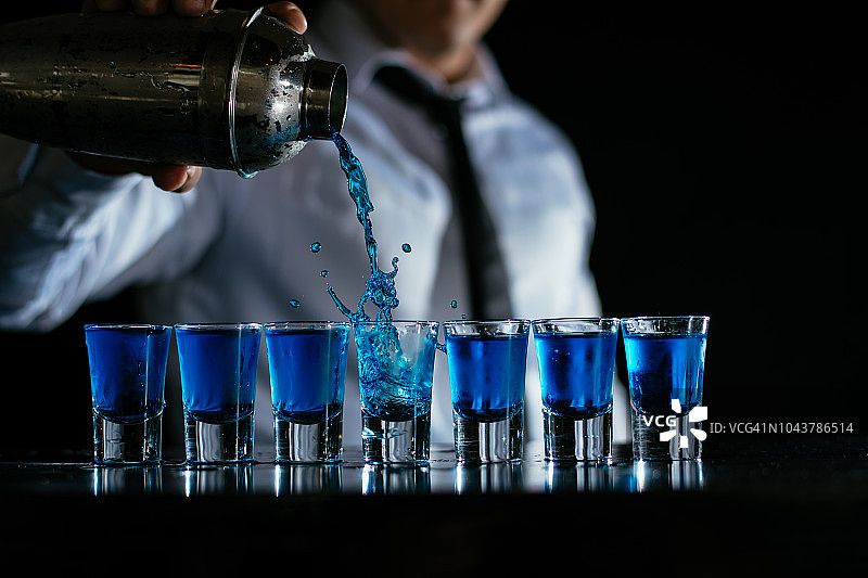 倒入蓝色鸡尾酒图片素材