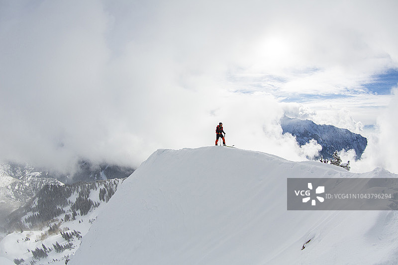 滑雪者站在冬季瓦萨奇山脉的山顶图片素材