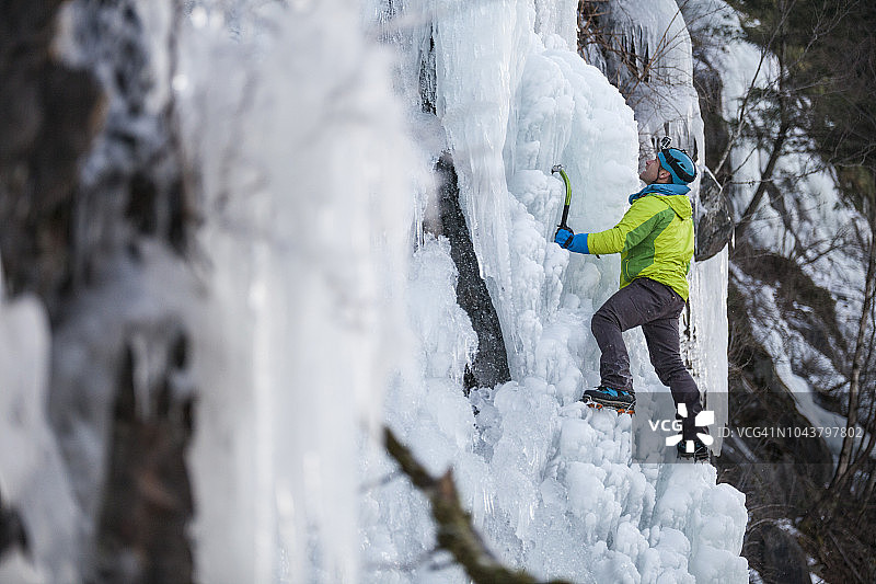 男人攀爬特洛伊木马的侧面图片素材