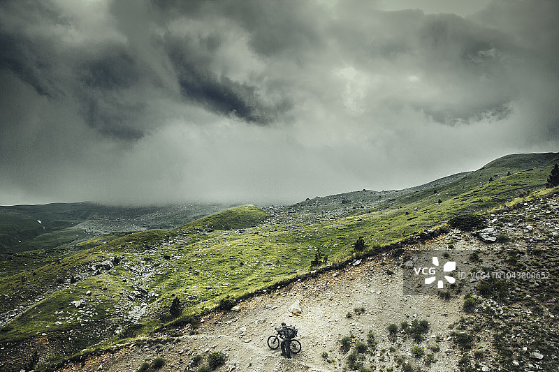 拱桥上的骑行者图片素材