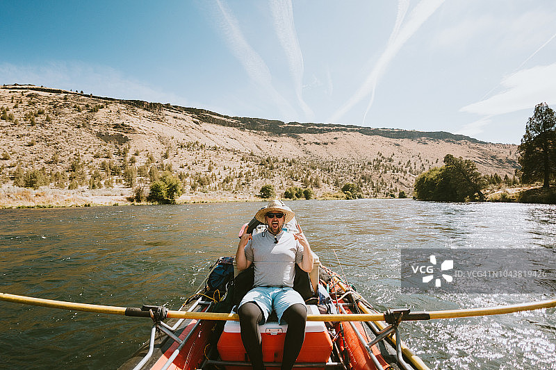 一群朋友在俄勒冈州东部的德舒特斯河上漂流图片素材