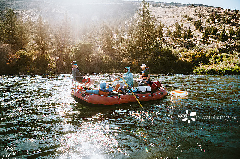 一群朋友在俄勒冈州东部的德舒特斯河上漂流图片素材