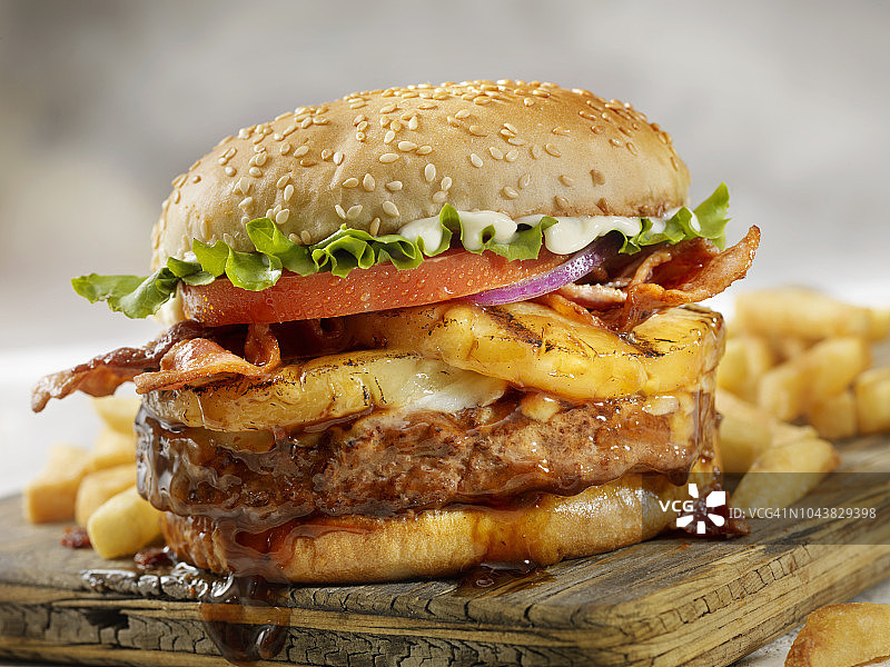 夏威夷照烧菠萝培根汉堡配薯条图片素材