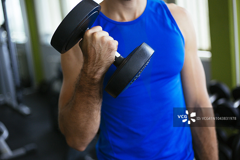 在健身房举哑铃的男人图片素材