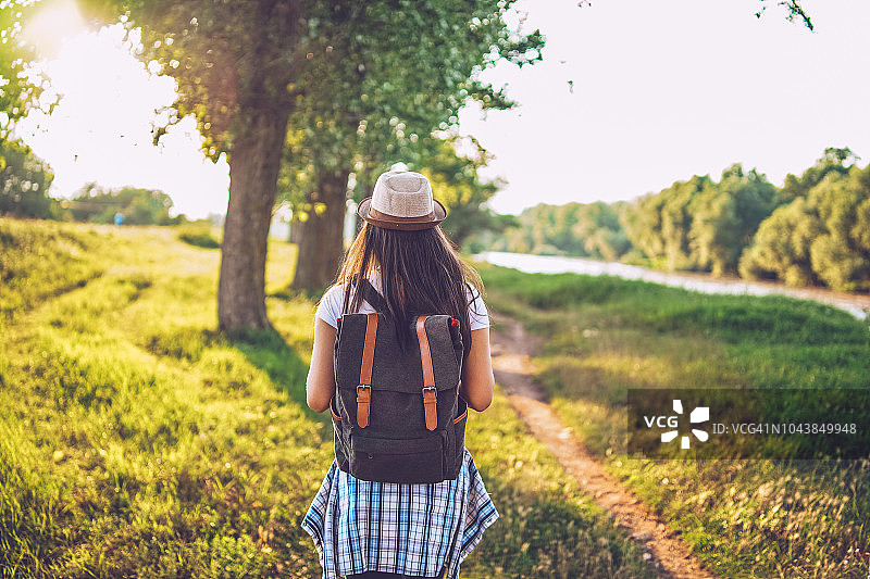 年轻女性探索图片素材