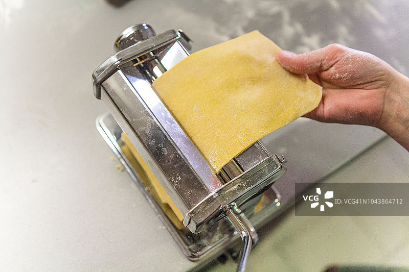 厨师准备手工饺子图片素材