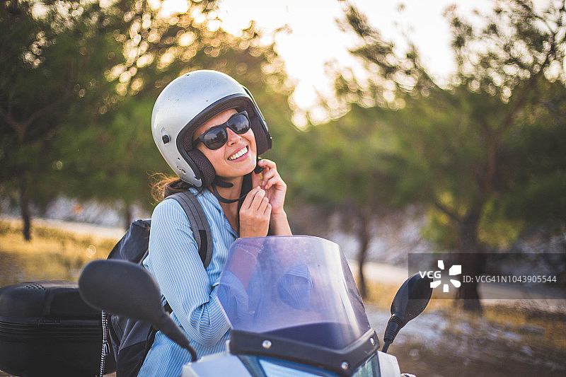 可爱的女人们坐在摩托车上图片素材