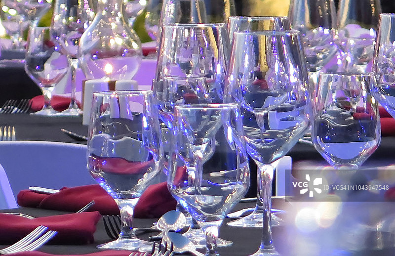 现代餐厅的餐桌布置，特写展示餐桌上的葡萄酒杯图片素材