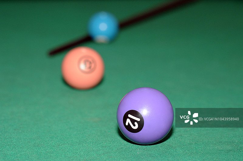 台球桌上的斯诺克球图片素材