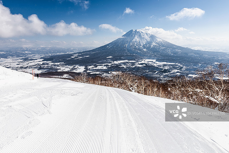 北海道二世古滑雪场，背景是羊蹄山，日本图片素材
