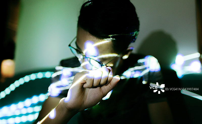 夜晚冥想的男人图片素材