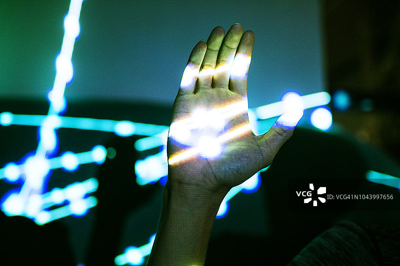 手触碰灯图片素材