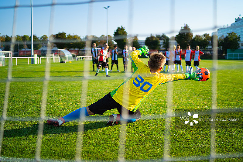 青少年足球比赛守门员图片素材