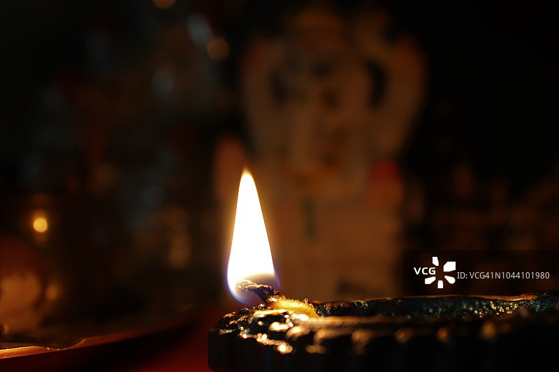 单盏泥土油灯/排灯节图片素材