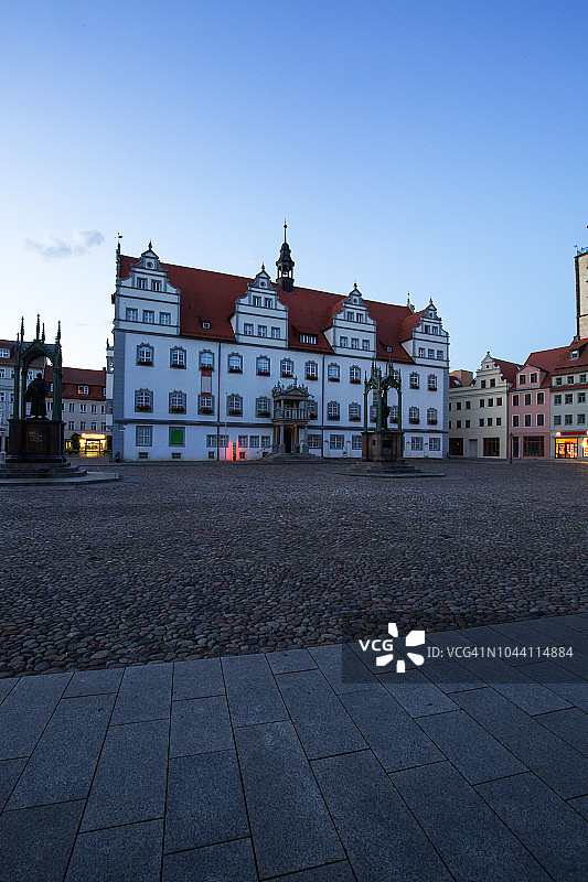 路德城维滕贝格：蓝色时刻的城镇广场和市政厅（德国萨克森-安哈尔特州）图片素材