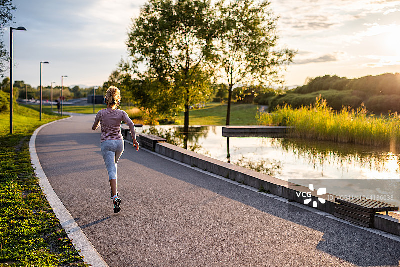 在公园里跑步图片素材