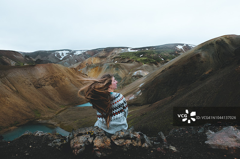 穿羊毛衫的女人在冰岛欣赏兰德曼纳劳卡的美景图片素材