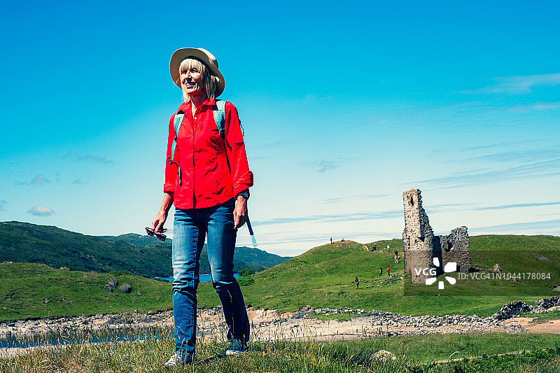 在苏格兰萨瑟兰郡阿德弗雷克城堡遗址的女人图片素材