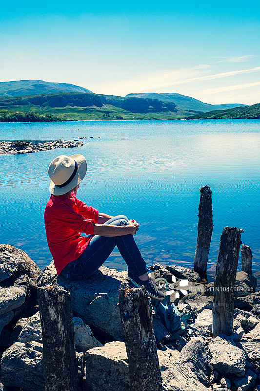 在苏格兰萨瑟兰郡阿辛特湖的女子图片素材