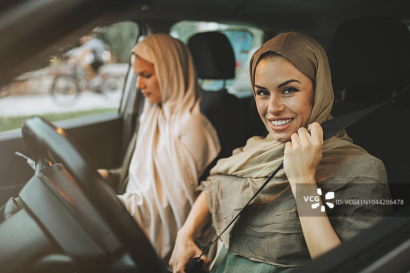驾驶汽车的现代阿拉伯女性图片素材