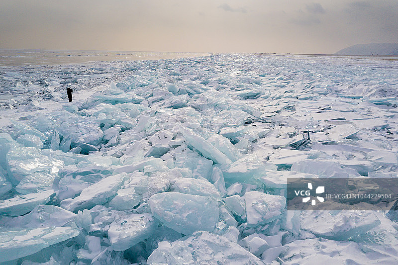 贝加尔湖冰面上的孤独身影图片素材