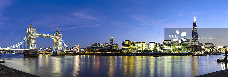 伦敦塔桥和城市天际线的泰晤士河全景图片素材