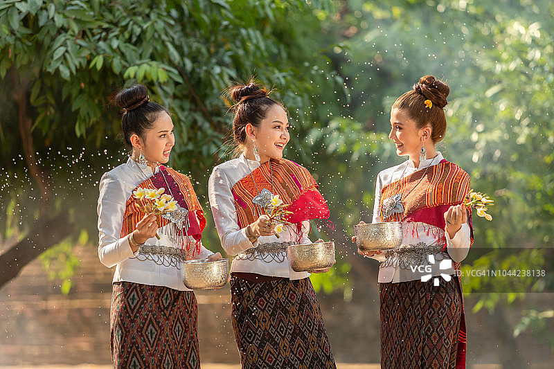 宋干节期间泼水的泰国女孩图片素材