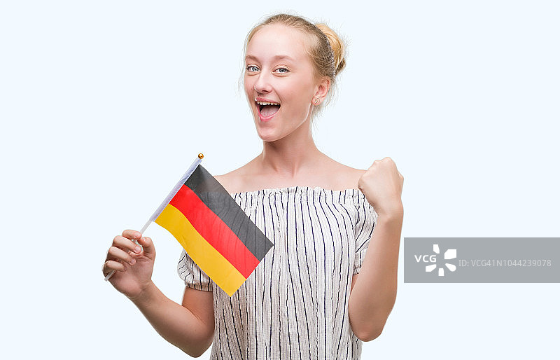 举着德国国旗，自豪地尖叫，庆祝胜利和成功的金发少女图片素材