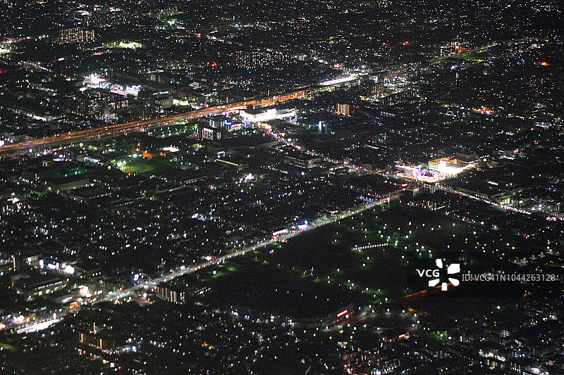 飞机航拍日本大阪府东大阪市夜景图片素材