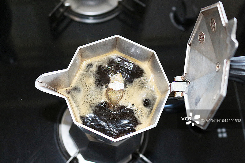 咖啡机中的咖啡气泡图片素材