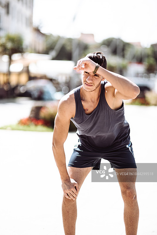 慢跑后疲惫的健壮男人图片素材