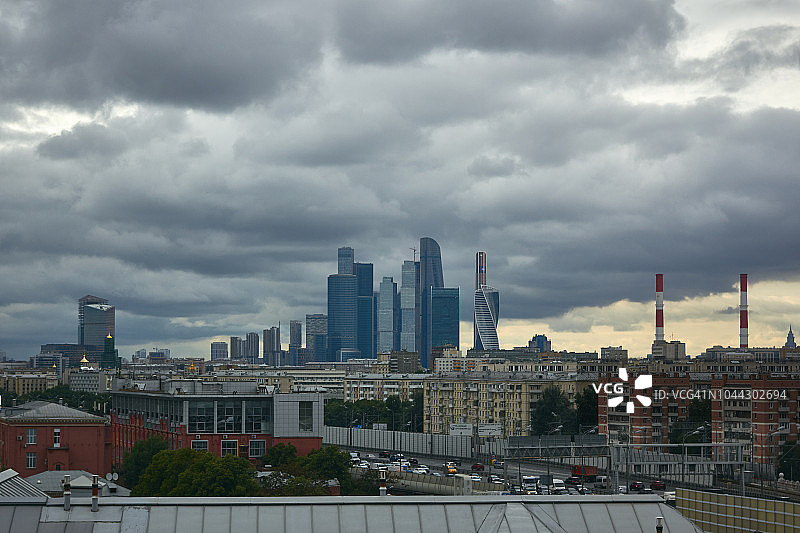 办公摩天大楼上空阴沉的云图片素材