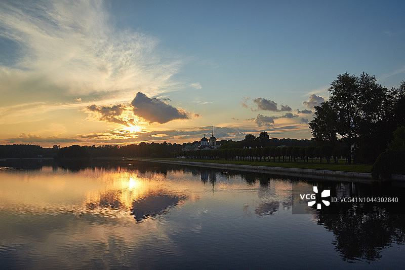 库斯科沃宫和公园的壮丽日落及其在池塘水中的倒影图片素材