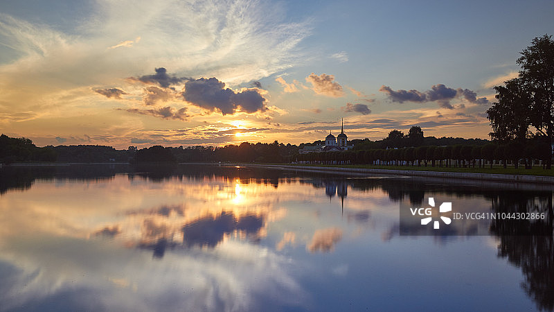 库斯科沃宫和公园的壮丽日落及其在池塘水中的倒影图片素材