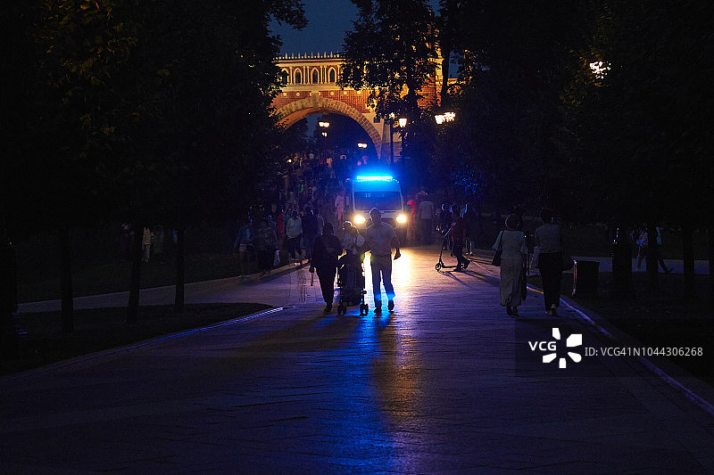 救护车在黄昏时穿过步行区图片素材