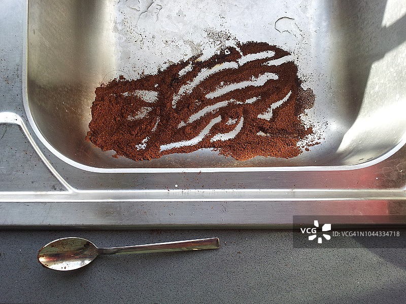 洒在水槽里的咖啡粉图片素材