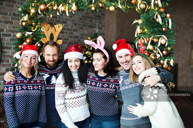 朋友们在家庆祝圣诞节图片素材