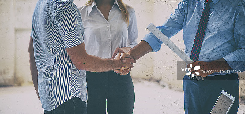 建筑工地上的握手图片素材