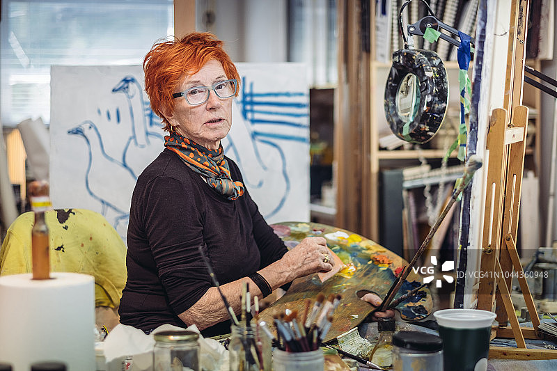 工作中的资深女性艺术家图片素材