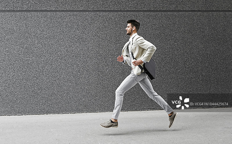 年轻商人迟到了图片素材