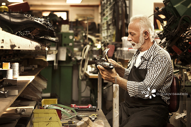 鞋匠在他的工作室里制作鞋子图片素材