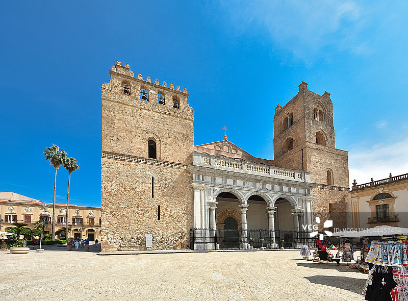 意大利西西里巴勒莫的蒙雷阿莱主教座堂罗马式诺曼风格外立面图片素材