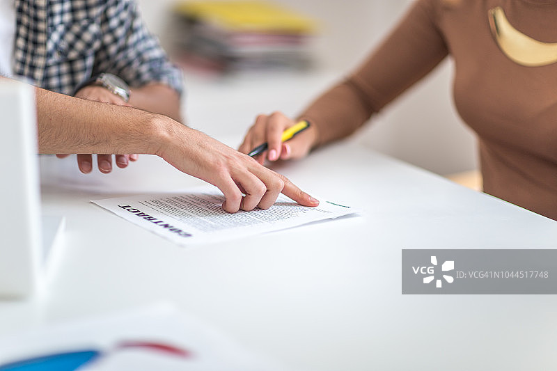 办公室合同签署图片素材